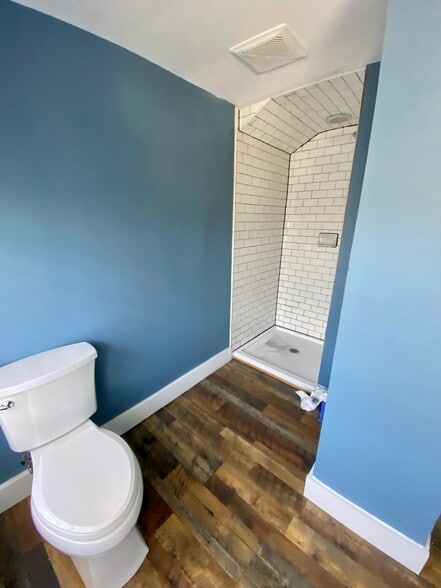 Master bathroom. Second floor. - 605 Beechwood Ave