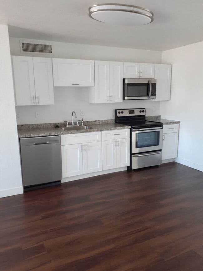 Building Photo - Spacious 4 Bed/2 Bath With Den  Updated Dec 2023.
