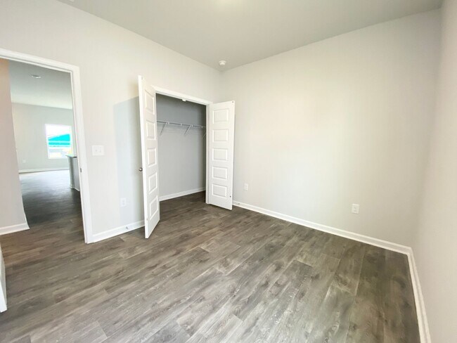 Building Photo - LIKE NEW home in a new subdivision!