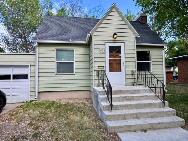 Primary Photo - 1125 E Benton St
