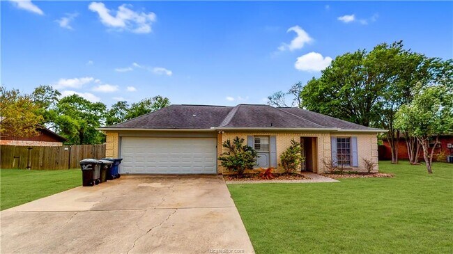 Building Photo - 1802 Southwood Dr