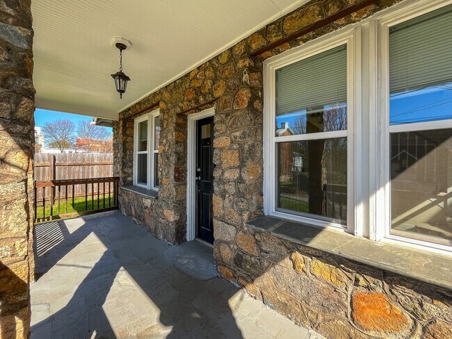 Building Photo - Charming 3BD/1BA Home In Unbeatable Location