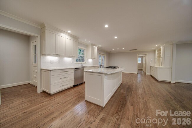 Building Photo - 6700 Castlegate Dr