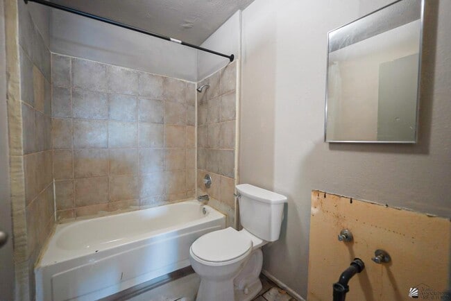 Building Photo - 1508 W 9th Pl