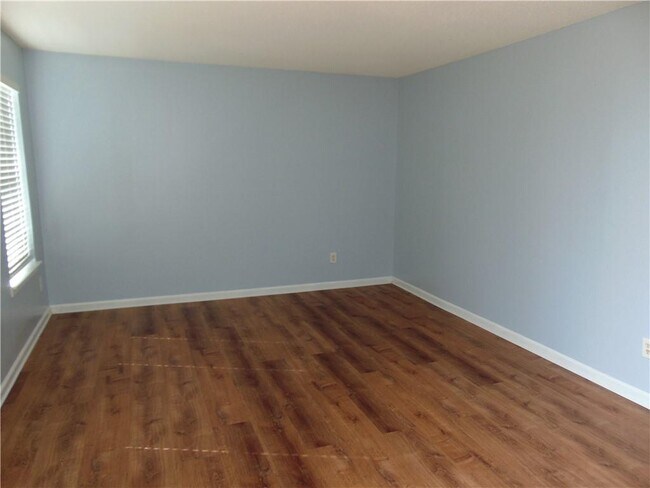 Building Photo - 611 Dove Ln