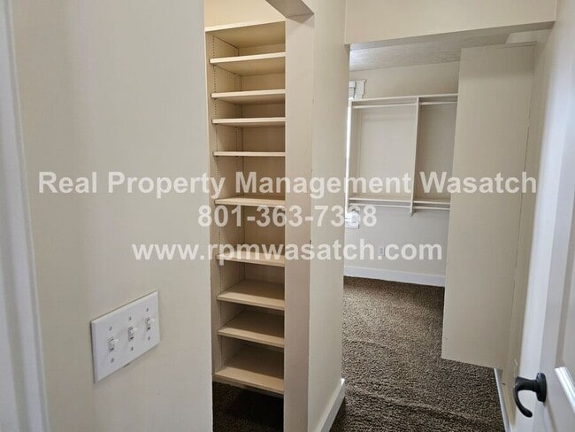 Building Photo - 985 Northcliffe Dr N