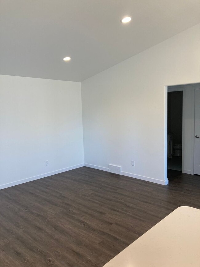 Building Photo - 4 Bed 3 Bath Single Family Home