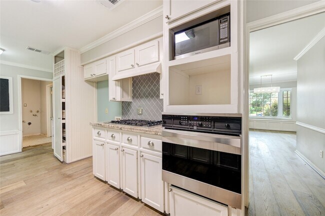 Building Photo - 5019 Oak Forest Dr