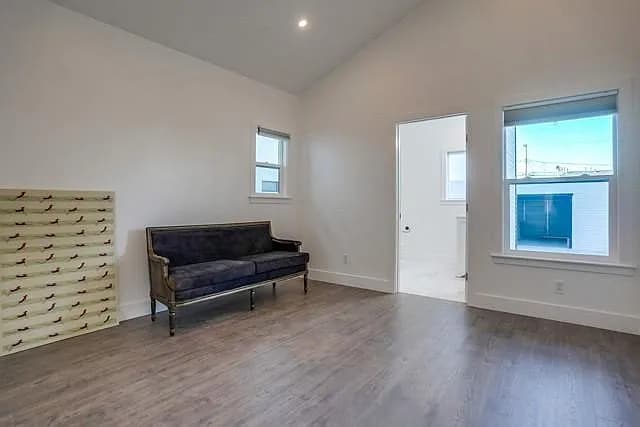 Building Photo - 356 W 15th St