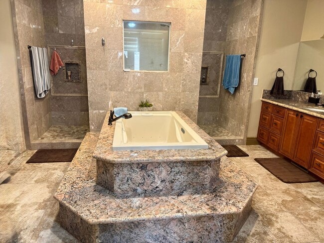 Building Photo - Premium home over looking the elko golf course.