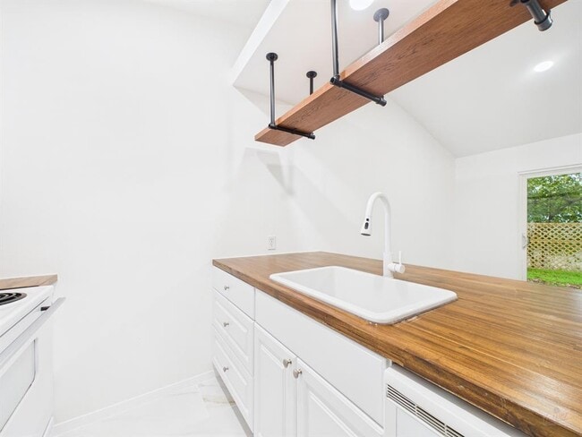 Building Photo - 1305 Hollow Creek Dr