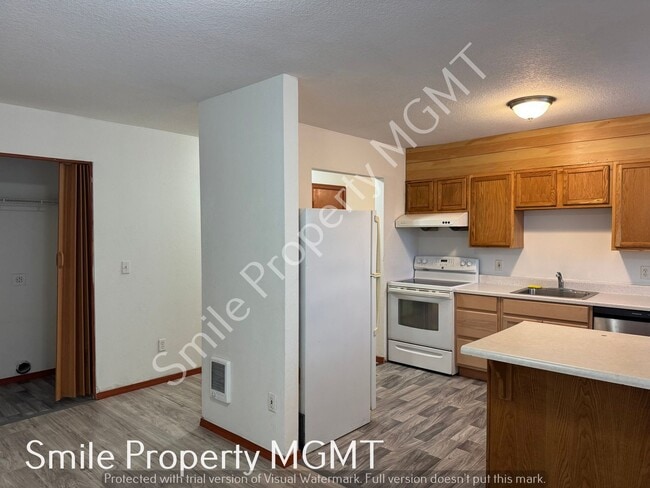 Building Photo - A nice house with 3 beds rooms and 1.5 baths.