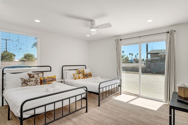 Building Photo - Spacious Furnished 5 Bed / 2 Bath Single Family Home with Private Pool in Las Vegas