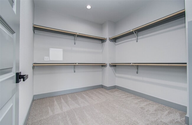 Building Photo - 837 S Victory Dr