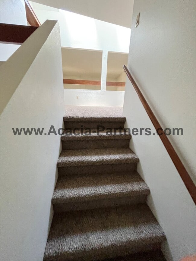 Building Photo - Large Three Bedroom Townhouse