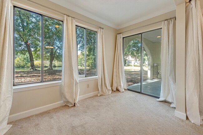 Building Photo - 303 Westlake Ct