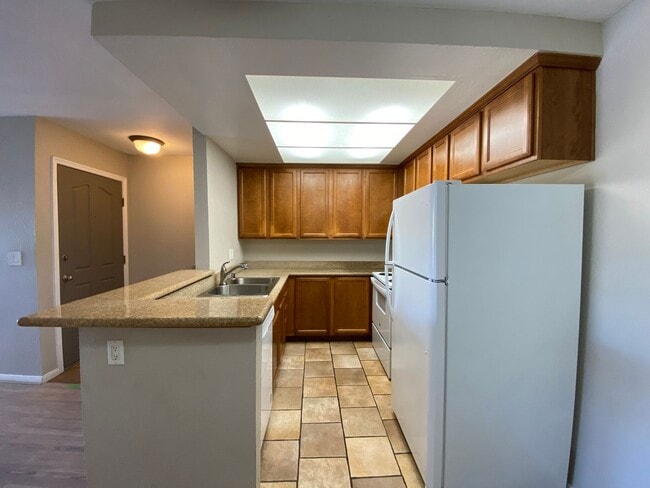 Building Photo - 2 Bedroom Condo in Arbor Hills Gated Community