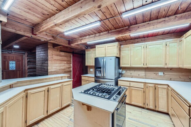 Building Photo - Stunning 3-Bedroom Log Cabin Home in Carnation!!