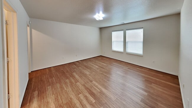 Building Photo - 3 Bedroom 2 Bath with 2 Car Garage - Moore...