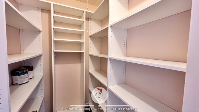 Building Photo - Large corner 2 bedroom surrounded by breathtaking Bay views!