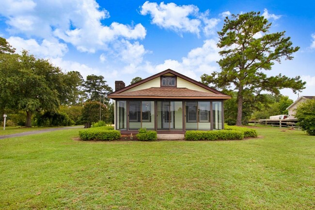 Building Photo - *FOR RENT* Beautifully Updated Home in Pri...