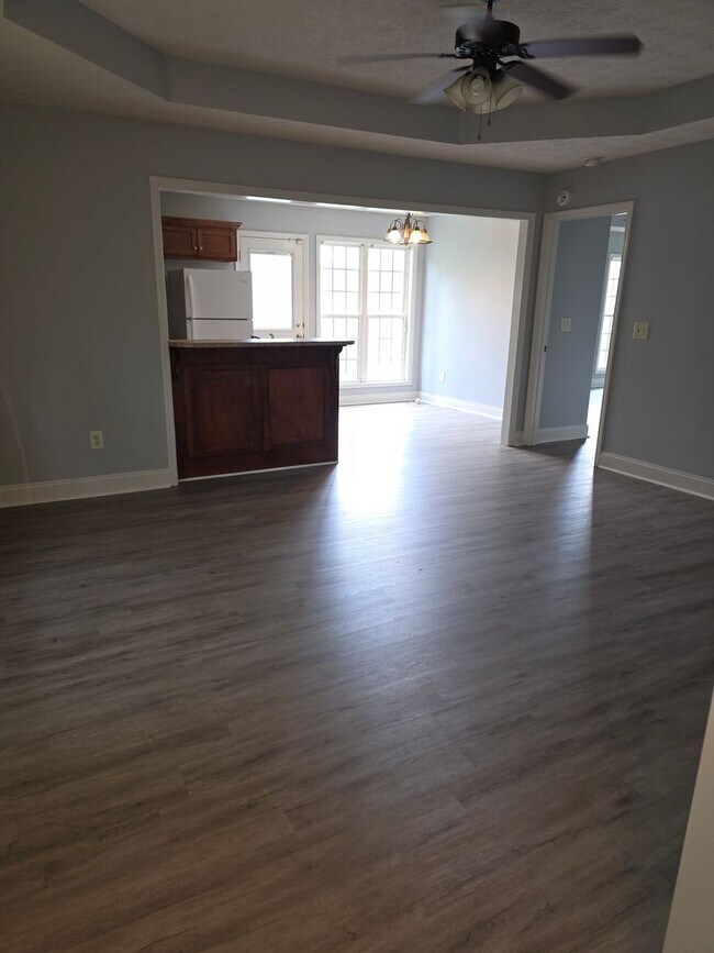 Building Photo - A Great Starter Home Just For YOU!