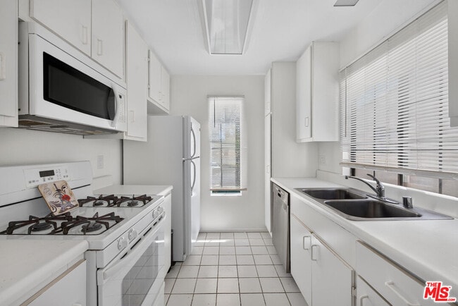 Building Photo - 2554 Olive Dr