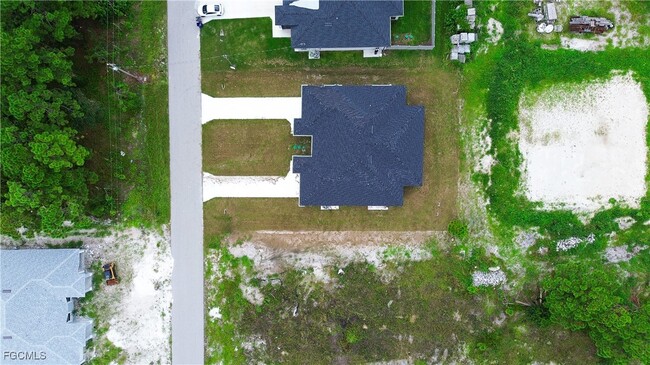Building Photo - 871 Duplex St E