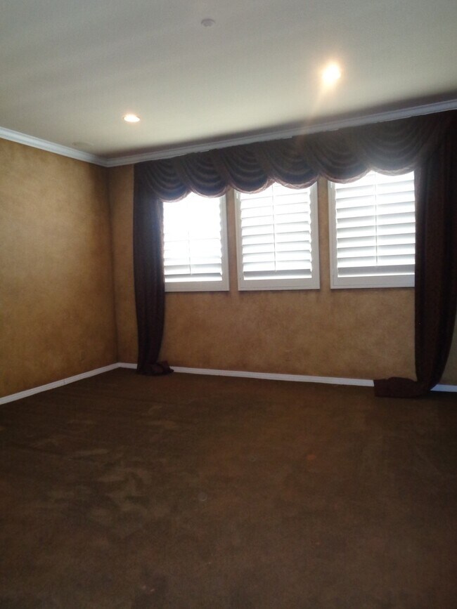 Building Photo - Custom executive home in gated community 1...
