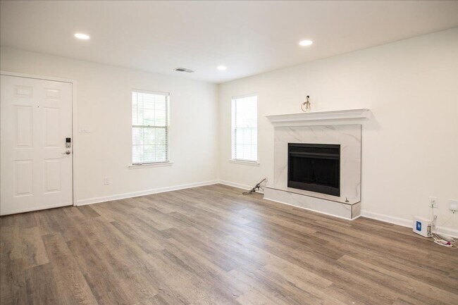 Building Photo - Newly Renovated 3bd/2ba Duplex Unit in Con...