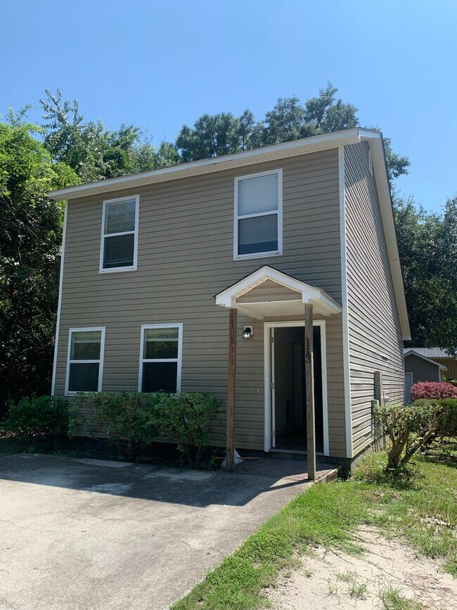 Primary Photo - 3 Bedroom 2 Bath House Available Now on Nash