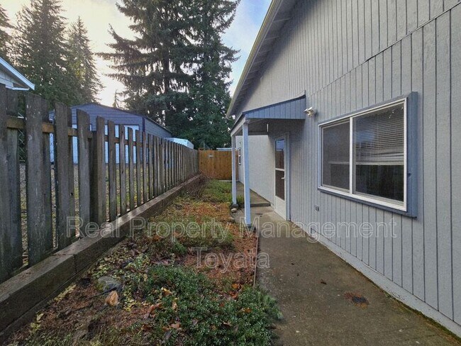 Building Photo - 2475 Yew Street Rd