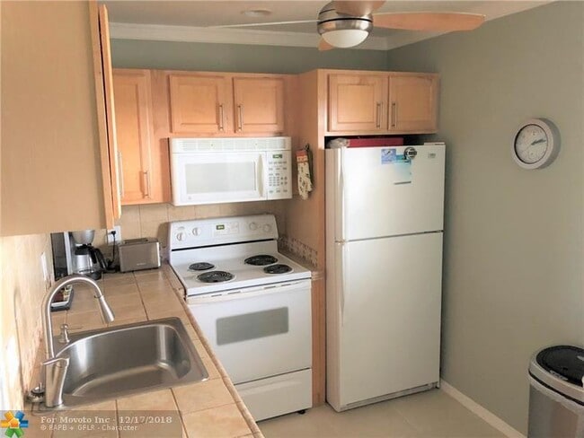 Building Photo - 2515 NE 1st Ct