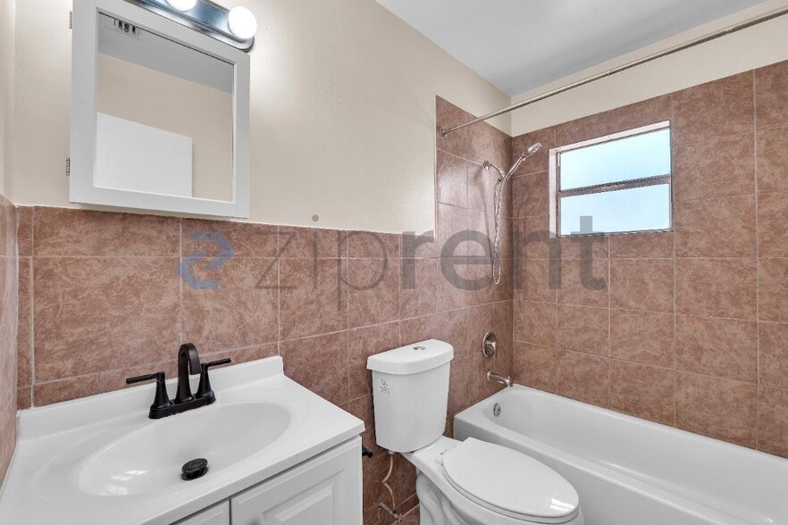 Building Photo - Unit B
