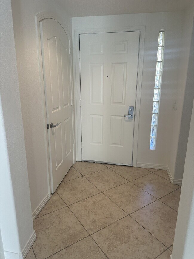 Building Photo - $4,200 - 2 Bed / 2 Bath City Walk Condo in Downtown San Diego