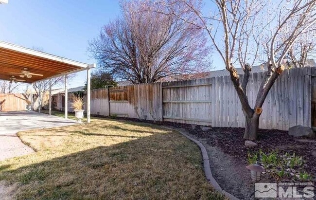 Building Photo - 971 Iris Ln