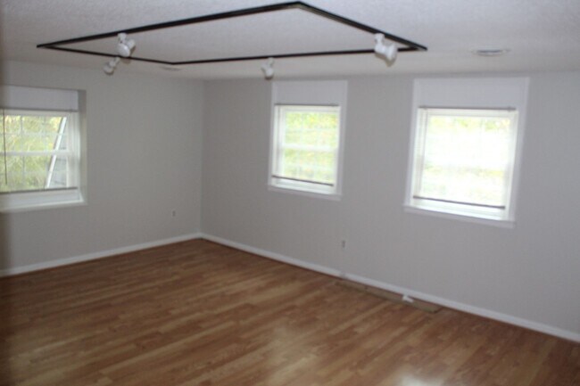 Building Photo - 4 Br, 3 ba + Bonus Henderson Forest