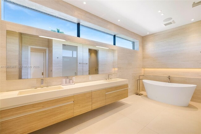 Building Photo - 707 NE 77th St