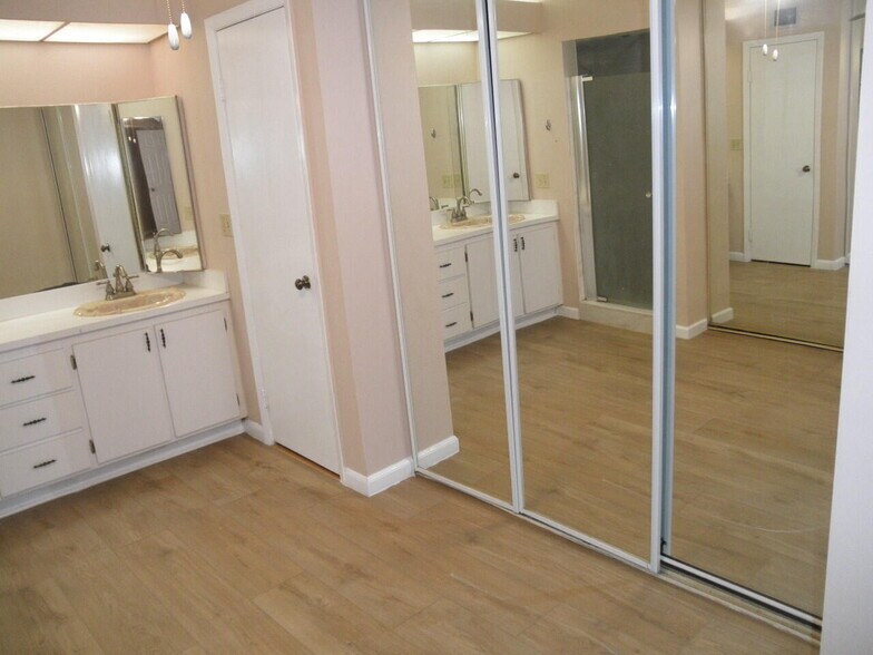 Building Photo - 571 Springdale Cir