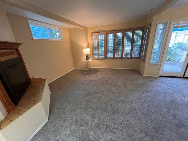Building Photo - Mission Beach, 2 bedroom, 2 bathroom, with New Carpet, Parking, Laundry, Patio (807 Nantasket Ct....