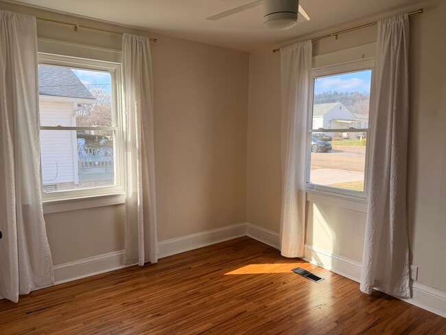 Building Photo - 822 Radford Pl