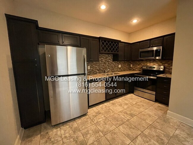 Building Photo - Eagle Creek Townhomes — Freshly Updated & Move-In Ready