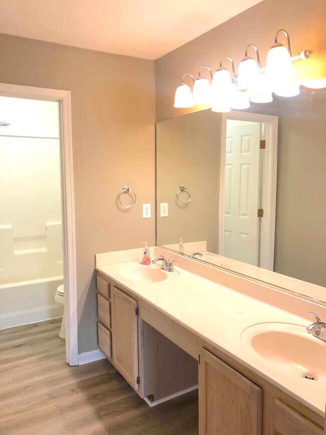 Building Photo - TOWN HOME W/ LOFT AND OPEN FLOOR PLAN FOR ...