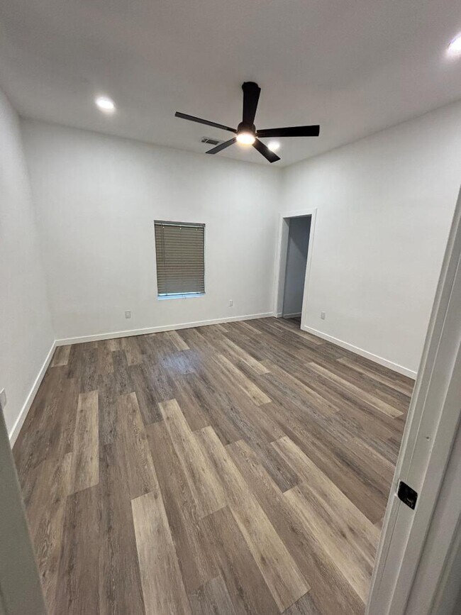 Building Photo - 309 N Allis St