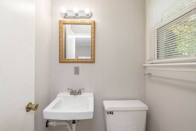 Building Photo - Freshly Renovated 2-Bedroom Home in Quiet ...