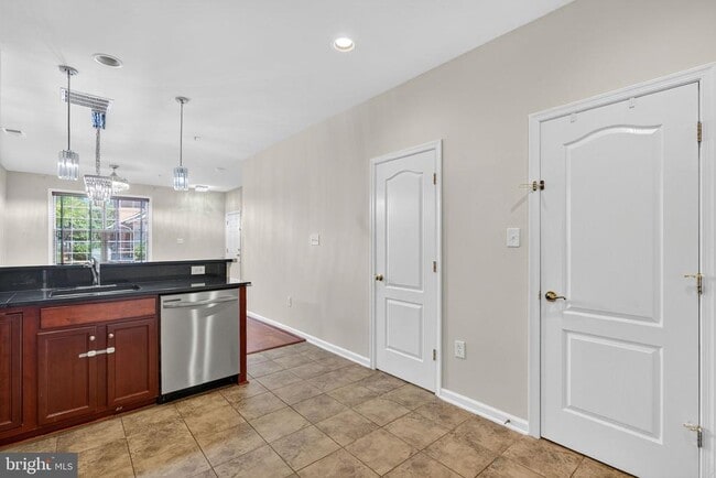 Building Photo - 42563 Highgate Terrace