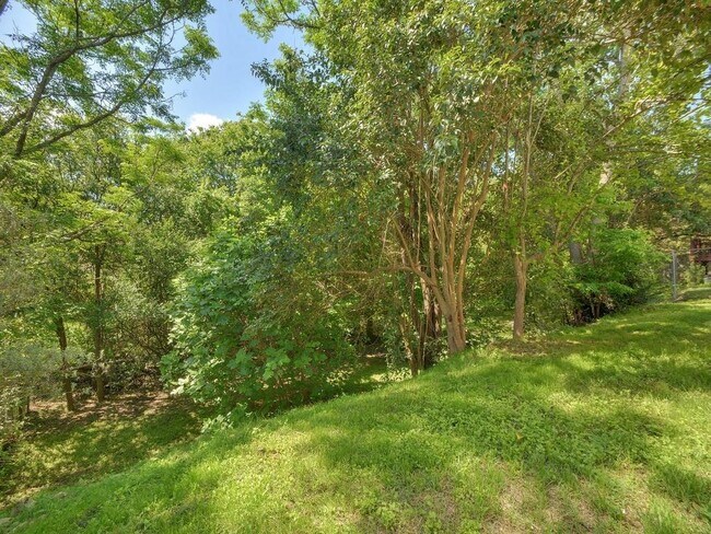 Building Photo - 8421 Spring Valley Dr