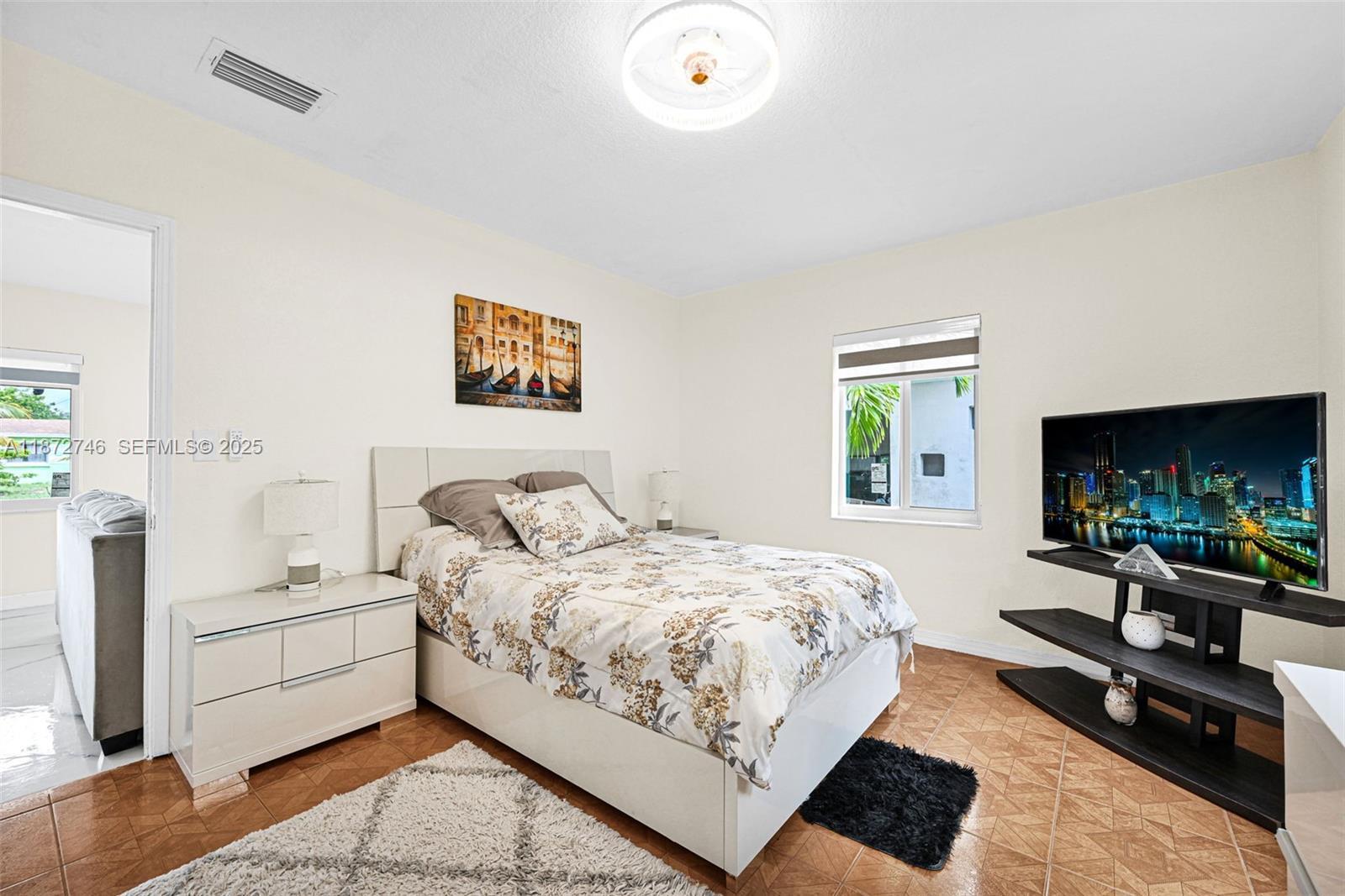 Building Photo - 6840 SW 26th Ct