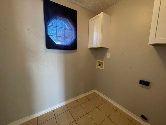 Building Photo - 219 Lustan Dr