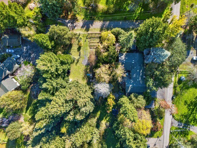 Building Photo - Charming 3-Bed / 2-Bath Retreat on Over an Acre in Sebastopol